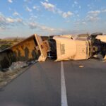 Vuelca trailer en Sain Alto cerca a Cantuna